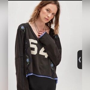 We The Free People Allie Tee Sporty V Neck Cropped 54 Graphic Embroidered Top -M